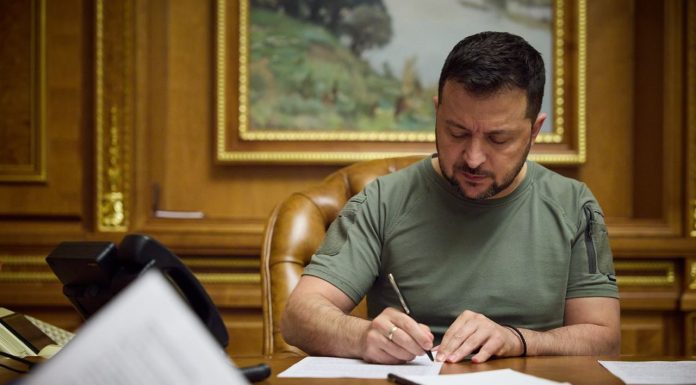 Gestul de ironie al lui Zelenski la adresa lui Putin. Președintele ucrainean a semnat un decret prin care „permite” organizarea paradei în Piața Roșie