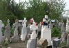 O bătrână din Ploiești a rămas fără 70.000 de lei după ce doi bărbați s-au dat drept inspectori de cimitir și au șantajat-o