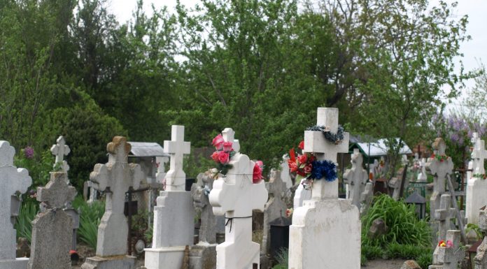 O bătrână din Ploiești a rămas fără 70.000 de lei după ce doi bărbați s-au dat drept inspectori de cimitir și au șantajat-o