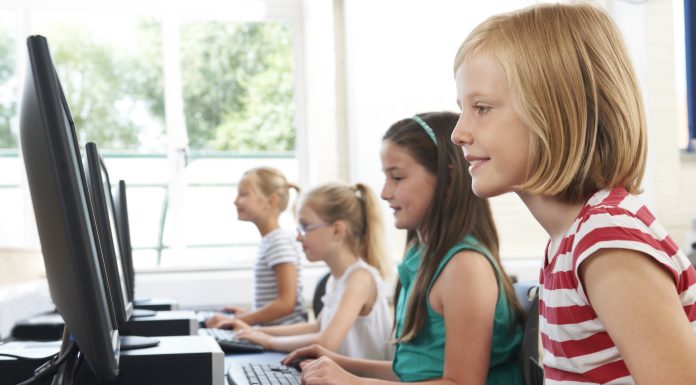 Elevii și studenții pot primi bani pentru calculatoare în 2026: Venitul eligibil a fost majorat. Până când se depun cererile