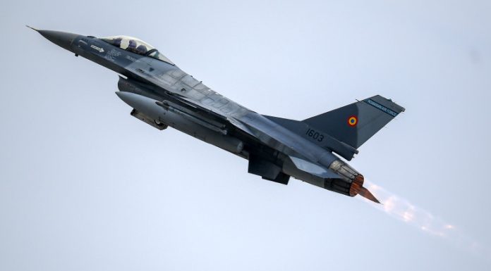 Pilotul român de F-16 care a doborât o dronă în Estonia a fost decorat de ministrul Apărării