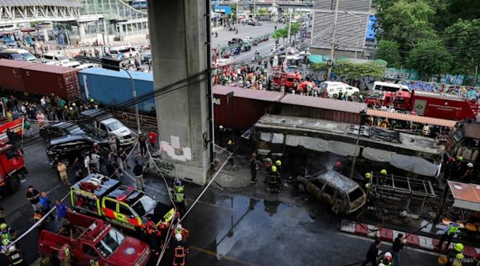 Cel puţin opt morţi şi 25 de răniţi după o coliziune cu un tren care a provocat incendiul unui autobuz în Thailanda