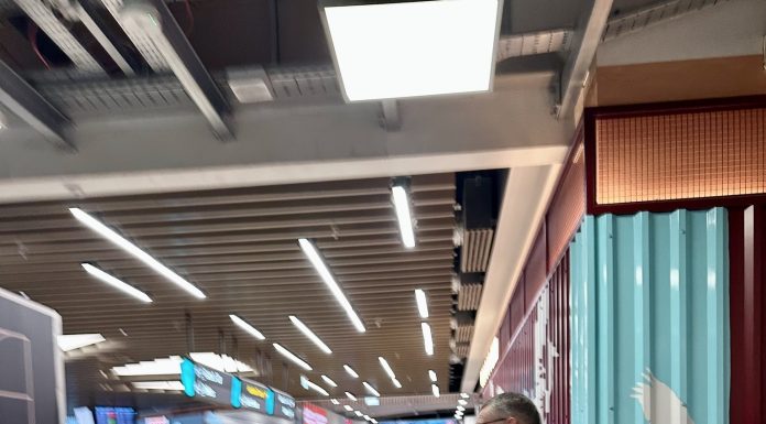Pasager al unei curse aeriene de la Londra-Luton spre Bacău, dat jos din avion după ce poliţiştii au stabilit că a furat ochelari de soare dintr-un magazin duty free/ Bărbatul, obligat să plătească bunurile furate