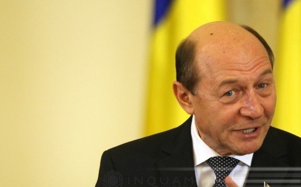 Traian Băsescu: Două partide care îşi spun ”mari partide”, nu ştiu cum să se mai lepede de responsabilitatea redresării ţării pe care au îngenuncheat-o / Nici măcar nu vor să desemneze un nou premier / Dacă nu este guvern, România este în mare dificultate