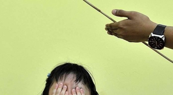 Singapore lansează o nouă strategie anti-bullying: Profesorii pot aplica pedepse corporale cu băţul elevilor, dar doar cu aprobarea directorului