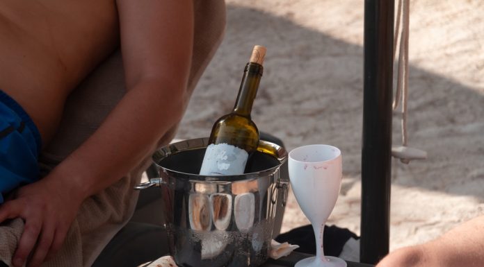 Stațiuni turistice populare din Spania vor introduce o limită de 6 băuturile alcoolice pe zi pentru turiști. Unde se aplică