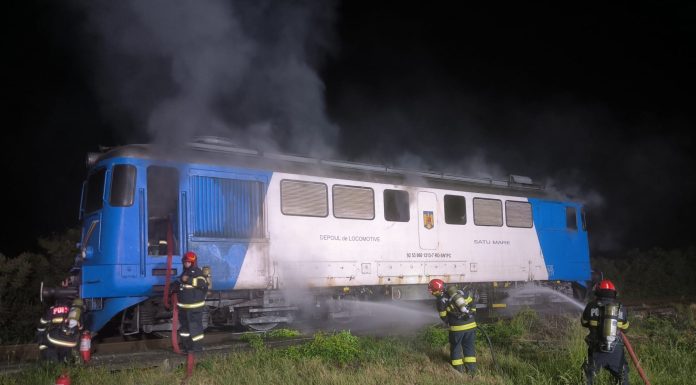 Incendiu la locomotiva unui tren de călători aflat în Halta Tămăşeu, din judeţul Bihor/ Vagoanele au fost decuplate, iar locomotiva a fost dusă la distanţă sigură de acestea/ Au intervenit pompierii militari/ Cauza probabilă
