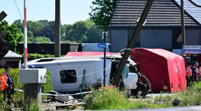 Mai mulţi morţi în Belgia, după ce un tren loveşte un autocar şcolar în care se aflau şapte elevi, şoferul şi un însoţitor
