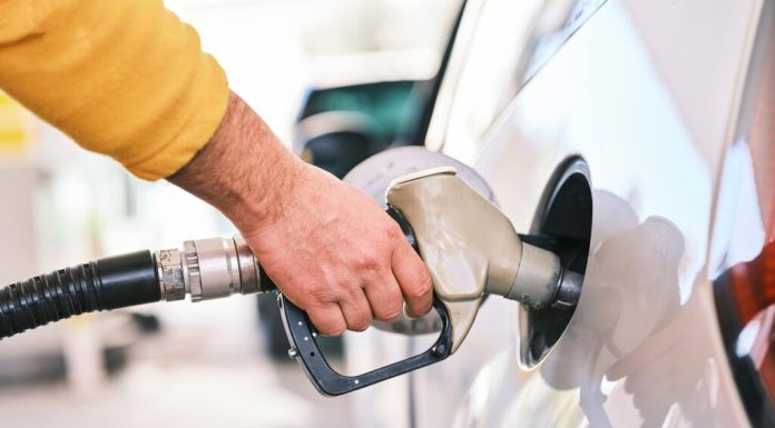 Prețuri plafonate la carburanți în Polonia. Șoferii din țările vecine vin să alimenteze mai ieftin