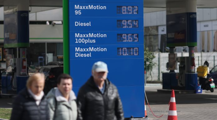 Criza politică ar putea să se vadă și la pompă. Scumpirea dolarului pune presiune pe carburanți
