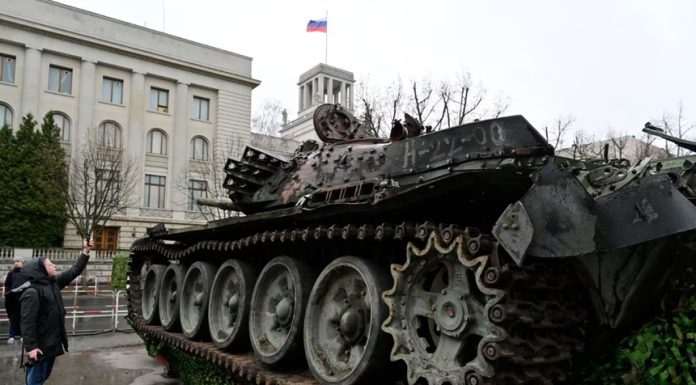 Ambasada Rusiei în Germania denunţă interzicerea simbolurilor sovietice, la Berlin, la comemorările de la 8 şi 9 Mai. Ea cere ridicarea lor şi recunoaşterea oficială a crimelor naziste ”drept un genocid împotriva popoarelor Uniunii Sovietice”