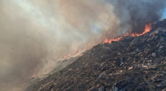 UPDATE – Pompierii au localizat şi lichidat incendiul de la groapa de gunoi din Oradea, dar şi pe cel izbucnit în urmă cu două zile pe un deal împădurit/ Incendiul din zona împădurită s-a reaprins