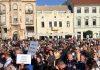 La Oradea, mitingul “spontan” pro-Bolojan a fost de fapt organizat de PNL. Organizația liberală Bihor a mobilizat tot activul de partid: prefect, primari, consilieri sau membri simpli. Mulți au fost aduși cu autocarele din județ. Gândul publică imaginile cu toți cei implicați