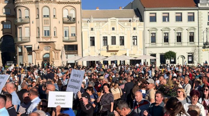 La Oradea, mitingul “spontan” pro-Bolojan a fost de fapt organizat de PNL. Organizația liberală Bihor a mobilizat tot activul de partid: prefect, primari, consilieri sau membri simpli. Mulți au fost aduși cu autocarele din județ. Gândul publică imaginile cu toți cei implicați