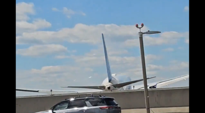 Momentul în care un avion United Airlines lovește un camion înainte să aterizeze pe un aeroport de lângă New York