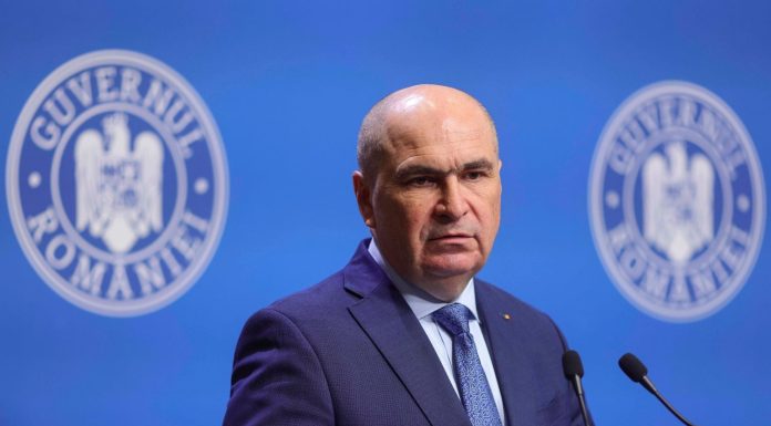 Bolojan, la inaugurarea unei creşe în Suceava, construcţie finanţată prin PNRR. El a afirmat că nu sunt probleme cu angajările în creşele construite prin acest program, fiind acordate derogări de la legislaţie