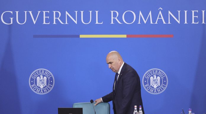 Ședință extraordinară de Guvern, ultima înainte de moţiunea de cenzură de marți care ar putea răsturna Executivul