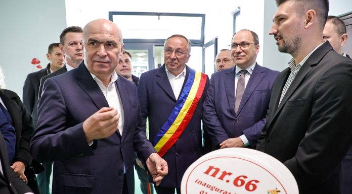 UPDATE – Bolojan, la inaugurarea unei creşe în Suceava, construcţie finanţată prin PNRR. El a afirmat că nu sunt probleme cu angajările în creşele construite prin acest program, fiind acordate derogări de la legislaţie