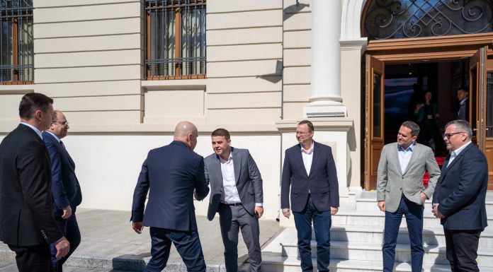 Preşedintele CJ Suceava consideră „istorică” ziua semnării contractelor de proiectare şi execuţie pentru două loturi ale A7 Paşcani-Suceava şi remarcă prezenţa premierului Ilie Bolojan la eveniment: Culoarea politică a fiecăruia este mai puţin importantă