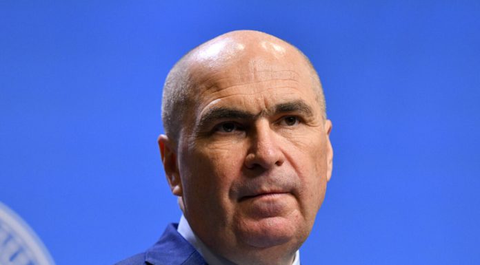 Bolojan spune că va trimite în Parlament proiectul legii salarizării: „Din fiecare leu care se colectează, 39% acoperă salariile din sectorul bugetar”