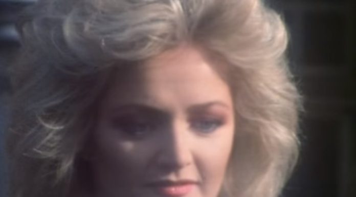 Bonnie Tyler, supusă recent unei intervenţii chirurgicale, se află în stare stabilă, într-un spital din Portugalia