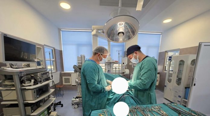 Bărbat cu o tumoră renală de peste 15 centimetri, operat cu succes la un spital din județul Bacău