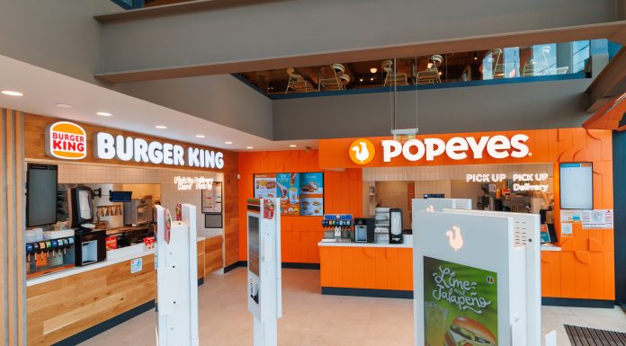 FOTO Premieră în România. Burger King și Popeyes deschid în București primul spațiu comun