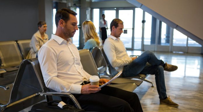 Obiceiurile din aeroport care îi enervează cel mai mult pe călători – sondaj global