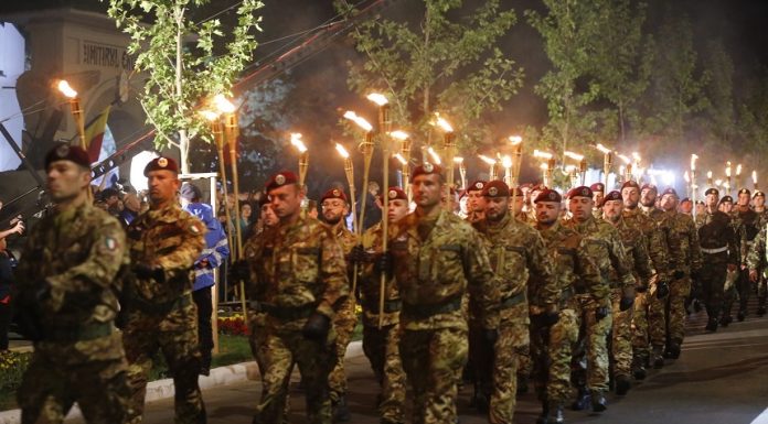 Ziua Eroilor, celebrată joi în garnizoanele din întreaga ţară, dar şi în teatrele de operaţii / Concert susţinut de reprezentanţi ai Inspectoratului General al Muzicilor Militare şi retragerea cu torţe, la Bucureşti