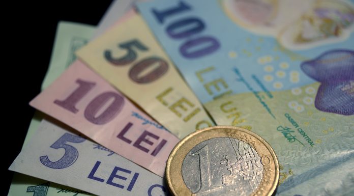 Cursul valutar a urcat la un nou maxim istoric, pe fondul crizei politice. Consultant fiscal: „Este posibil să vedem euro și la 6 lei”