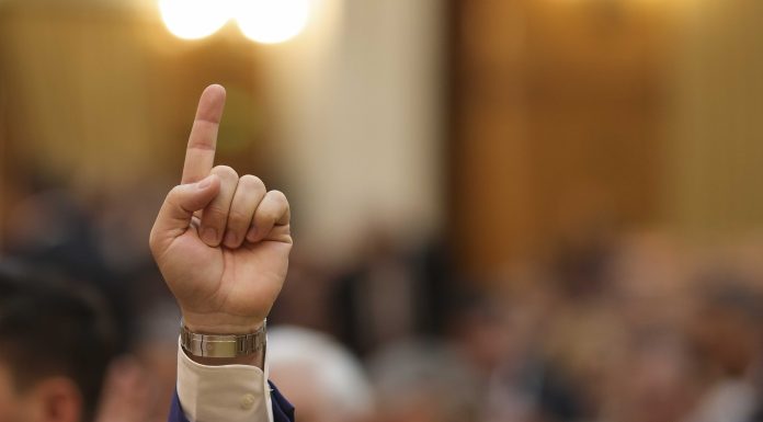 A început numărătoare inversă până la moțiunea de cenzură. Cum arată calculele și scenariile înainte de „marțea neagră” în politică