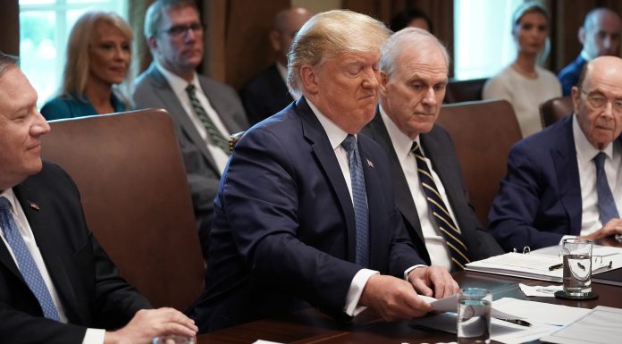 Trump anunță că oscilează între o înțelegere cu Iranul şi reluarea războiului. „Fie avem un acord bun, fie îi arunc în aer”