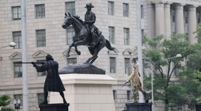 Donald Trump a reinstalat în Washington un monument dedicat unui proprietar de sclavi care fusese îndepărtat în 2020