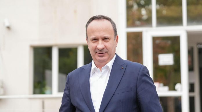 Oana Gheorghiu i-a scris social democratului Adrian Câciu să nu voteze moţiunea. Câciu i-a răspuns: „Pa, Oana! Ia-l şi pe Ilie”