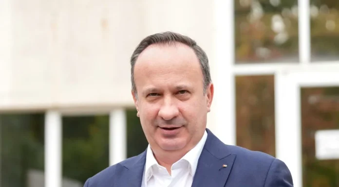 Adrian Câciu: „De marți, Pîslaru e șomer! O ia și pe Oana Gheorghiu cu el! E mai bine așa! Au pierdut destui bani pentru România!”