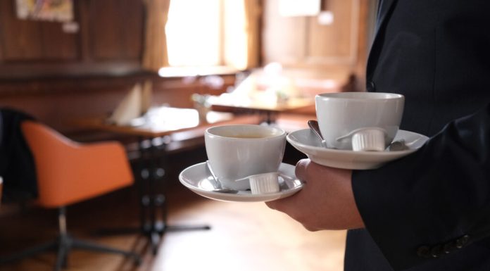 Orășelul căutat de vedete, cu zeci de mici afaceri, în care o mare rețea de cafenele nu a putut să se impună