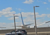 Aterizare neobișnuită. Un avion Boeing 767 a lovit un camion de livrări pe o autostradă