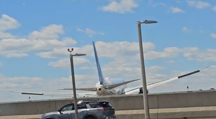 Aterizare neobișnuită. Un avion Boeing 767 a lovit un camion de livrări pe o autostradă