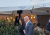 Premierul Ilie Bolojan, aplaudat în Cetatea Oradea, la ieşirea dintr-un restaurant / Imaginile au fost postate în mediul online / Internaut: Să fii aplaudat la scenă deschisă, după ce ai fost demis printr-o moţiune de cenzură, mai rar – VIDEO