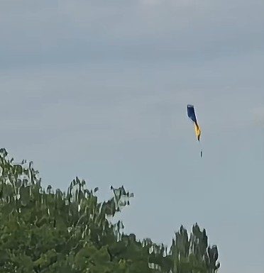 Incident la un aerodrom din judeţul Dolj – Un paraşutist s-ar fi prăbuşit în timpul unui salt, după ce echipamentul nu s-ar fi deschis corespunzător – VIDEO