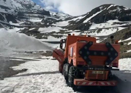 Drumarii au început deszăpezirea pe Transfăgărăşan – Stratul de zăpadă este mai mare decât în alţi ani – VIDEO