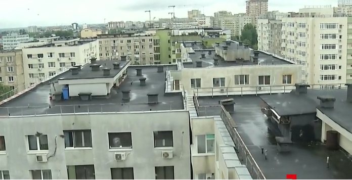 O adolescentă de 15 ani a căzut de pe un bloc din Sectorul 2 al Capitalei. Cum a fost surprinsă pe camerele de luat vederi înainte de tragedie