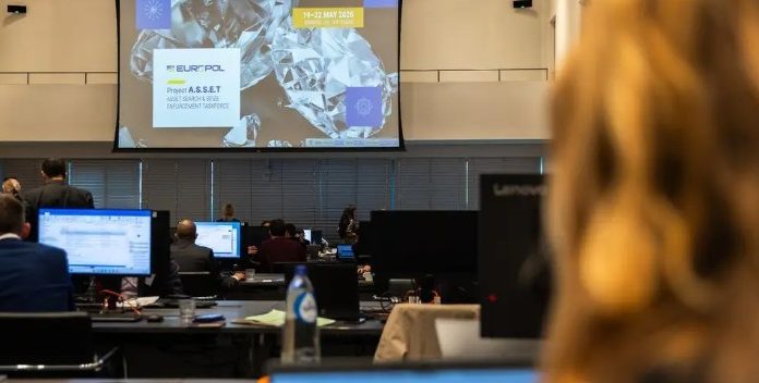 Europol, operaţiune în 31 de state, inclusiv România, pentru confiscarea activelor provenite din infracţiuni grave – S-au depistat aproape 900 de conturi bancare şi 55 de portofele de criptomonede, zeci de autoturisme şi imobile, dar şi o navă