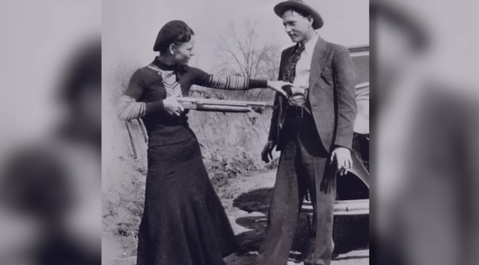 Celebrul cuplu de infractori Bonnie și Clyde, împușcați mortal pe 23 mai 1934