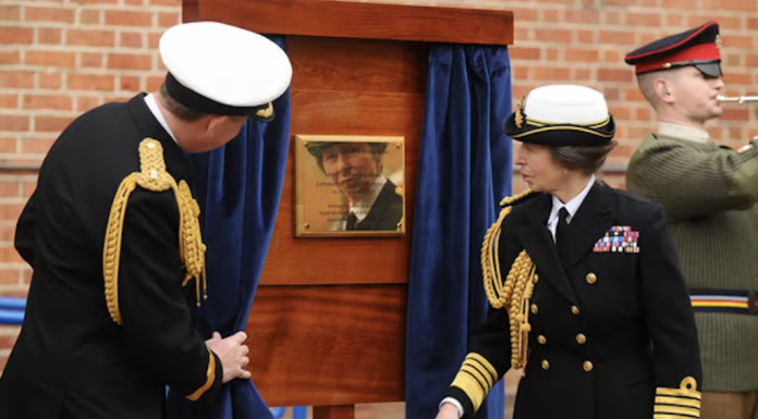 Marina regală britanică schimbă toate uniformele feminine din cauza a doi nasturi. Unde i-a plasat