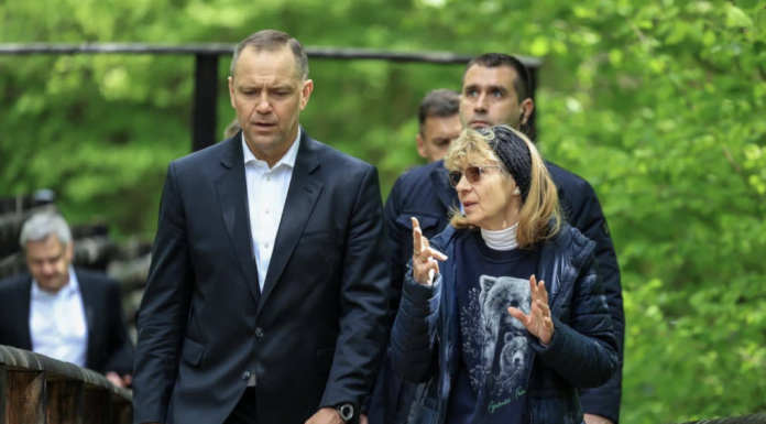 Președintele Poloniei a adoptat un urs în timpul vizitei în România pentru Summitul B9. „Faceți cunoștință cu Batyr”