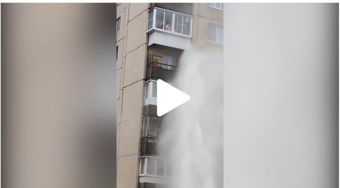 Jet cu apă clocotită înalt de 12 etaje rupe asfaltul în Sankt Petersburg