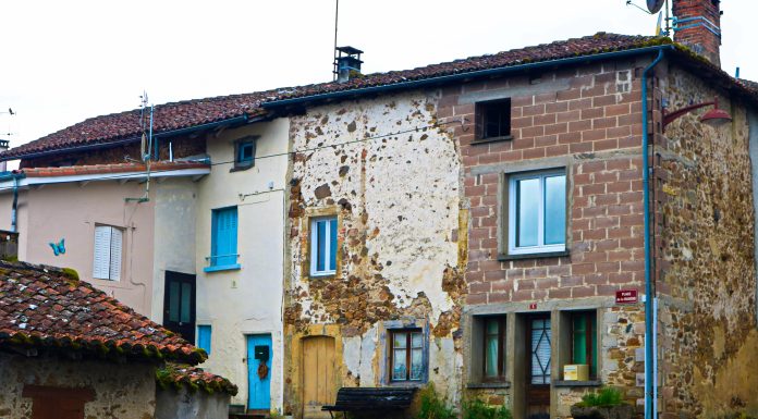 Un cuplu a cumpărat cinci clădiri în Franța cu doar 80.000 de euro. Renovările pentru doar trei camere i-au falimentat