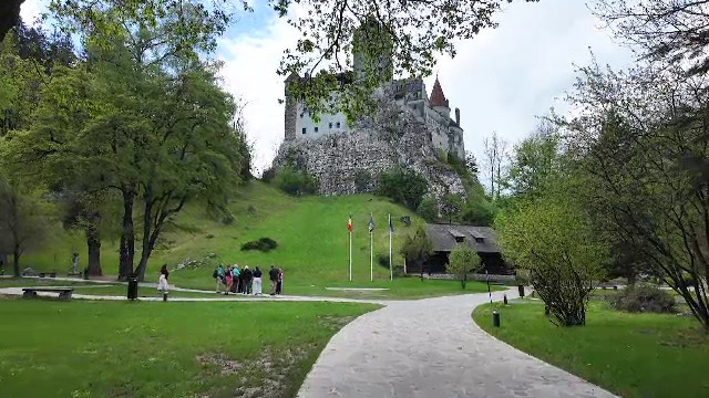 Castelul Bran va fi administrat de americanul care conduce reședința lui Elvis Presley. Ce obiectiv are