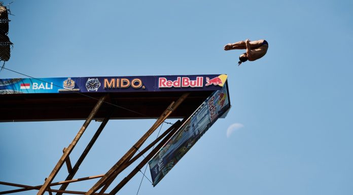 Sărituri în apă de la mare înălţime: Cătălin Preda, la un pas de podium în prima etapă din Seria Mondială Red Bull Cliff Diving